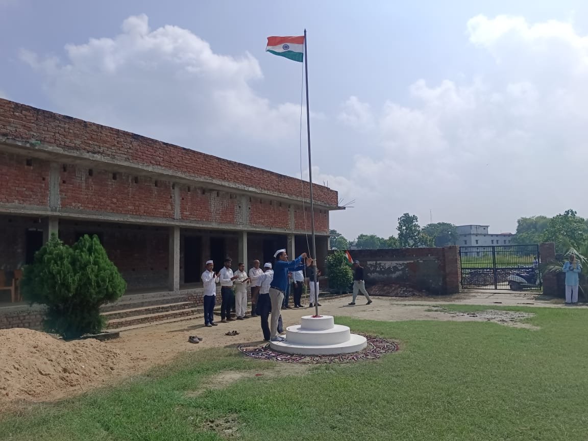 राष्ट्र प्रथम, सदैव प्रथम के संकल्प के साथ स्वतंत्रता दिवस पर विद्यालय के प्रबन्ध समिति के अध्यक्ष डाॅ जय प्रकाश तिवारी जी द्वार ध्वजारोहण किया गया|